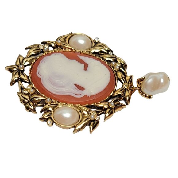 Kenneth Jay Lane For Avon Resin Cameo And Faux Pearl Dangle Brooch Pendant - Picture 3 of 9